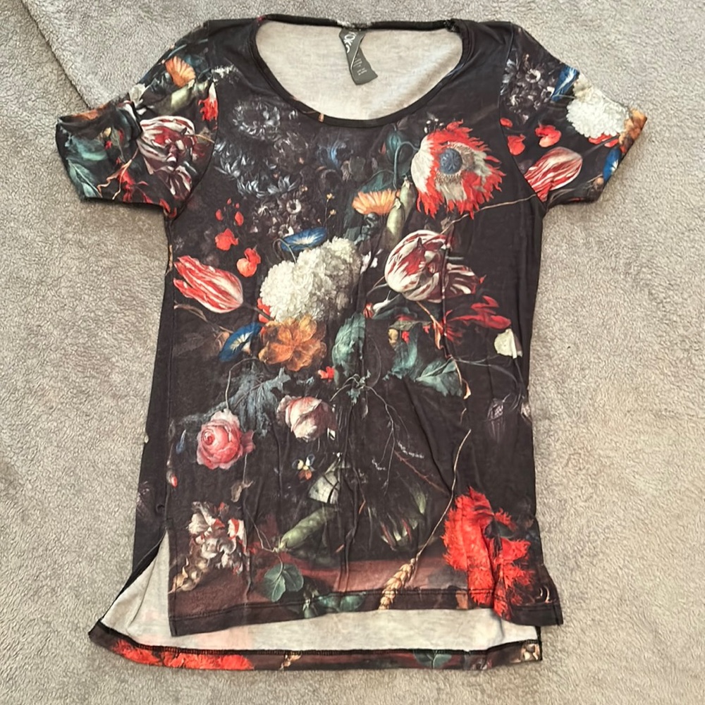🖼️ Look like a walking piece of art in…KOKOMO size small flower shirt!